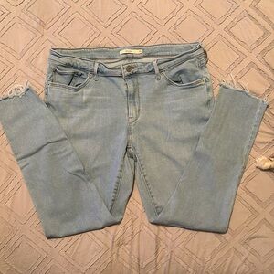 Woman’s Levi 711 Skinny Mid Rise Size 33